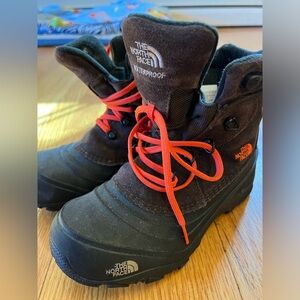 Boys North Face Boots size 5 Worn only once indoors. Smoke free home.